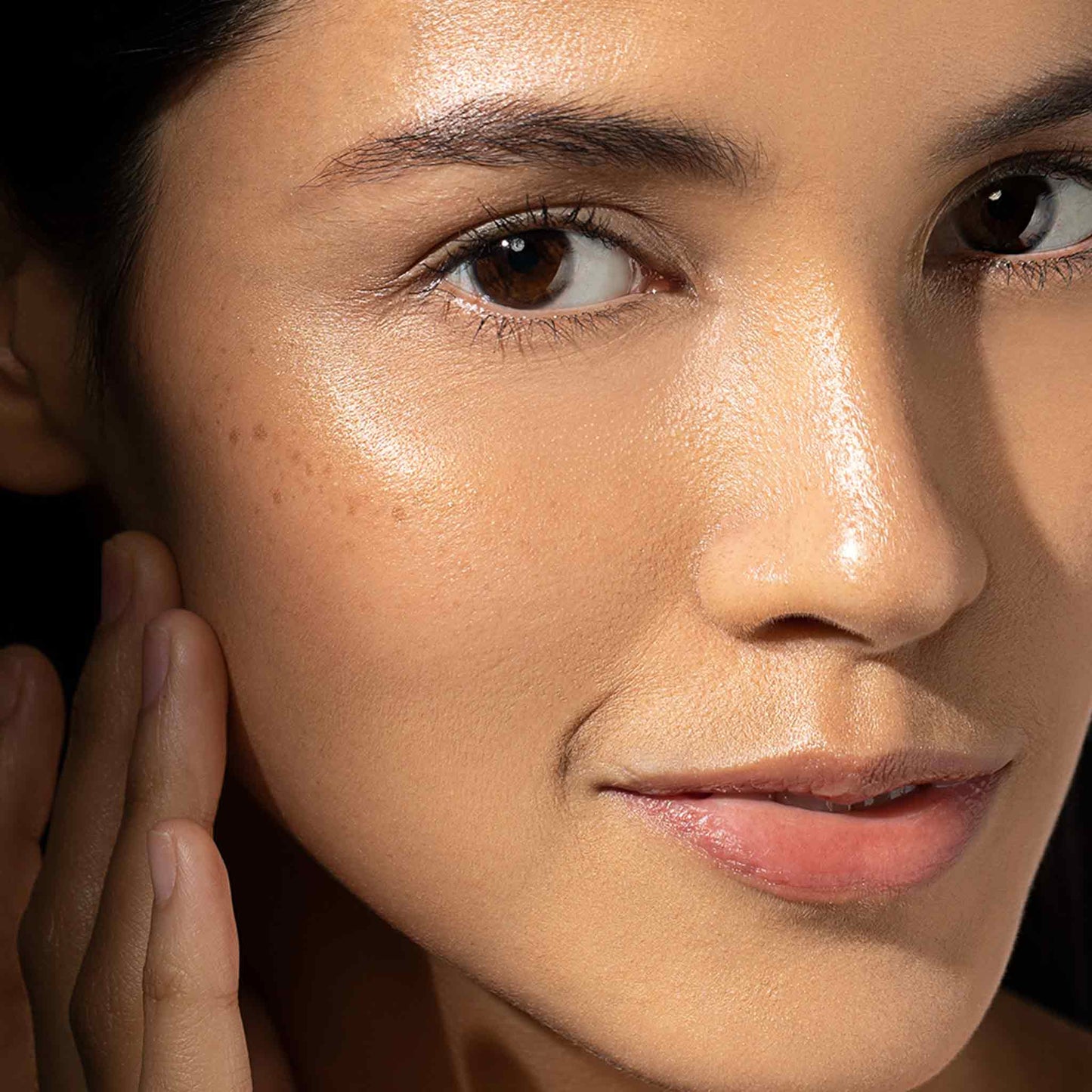 woman applying biolumin-c gel moisturizer